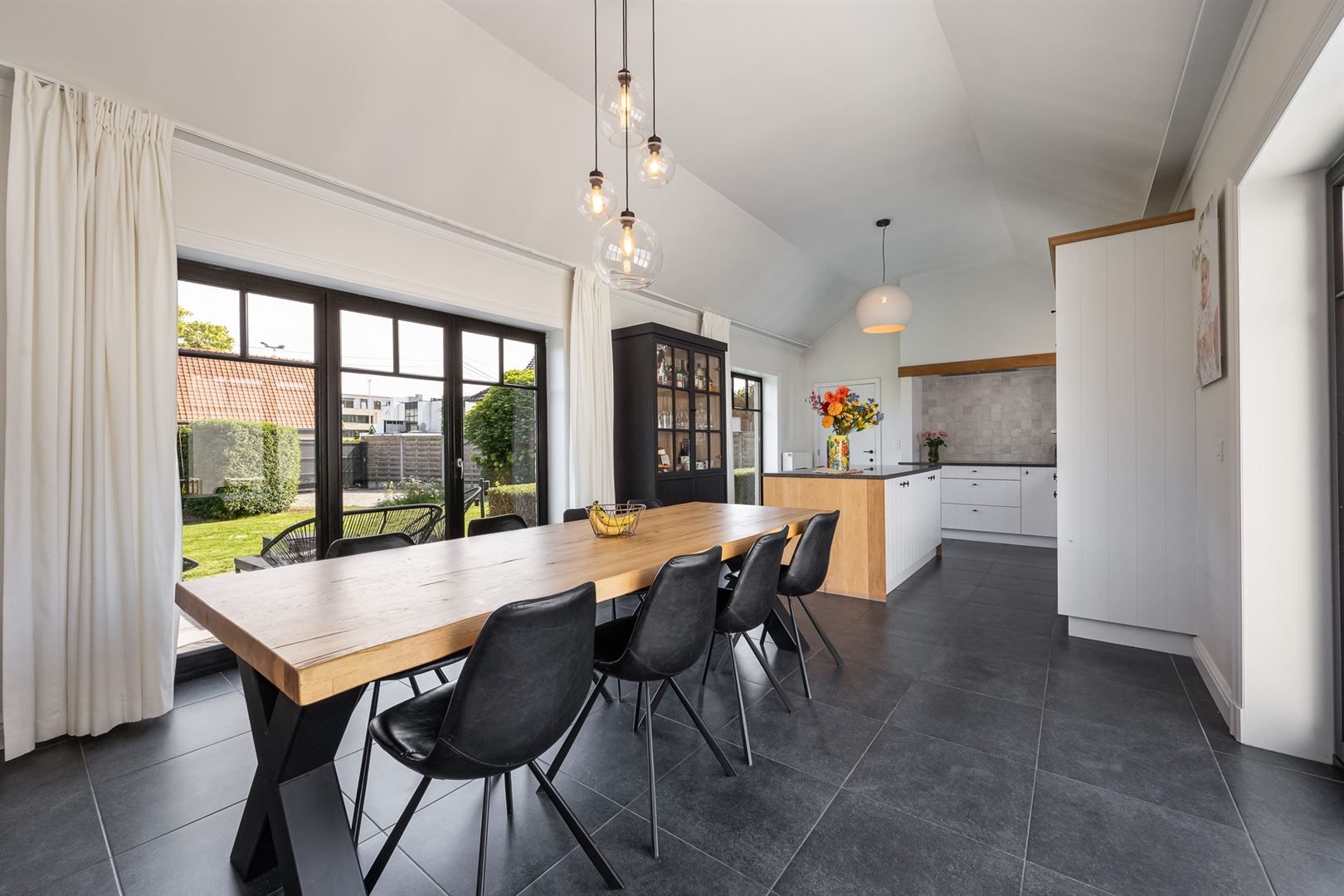 Stijlvolle woning met zwembad op zuidwest perceel.  foto 9