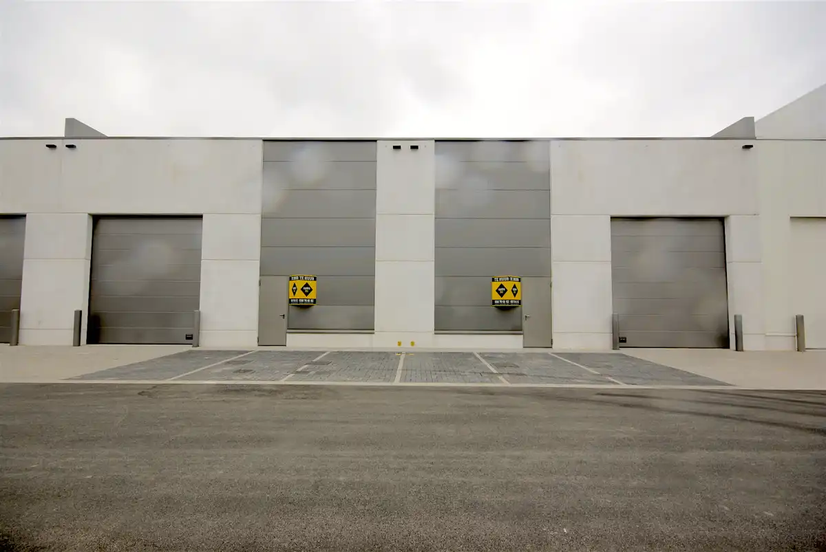 Goed geïsoleerde (vorstvrij) NB OPSLAGRUIMTE (288m²) TE HUUR, inclusief 3 private parkeerplaatsen voor de deur op industriezone te Aalter. foto 9