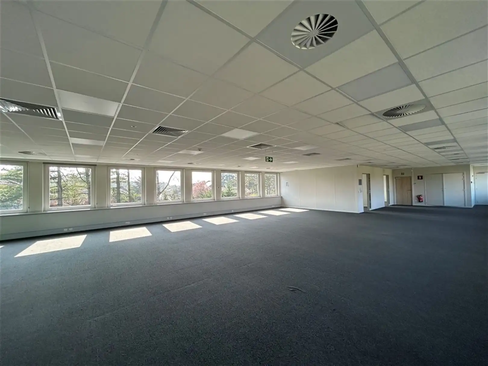 Multifunctioneel kantoorgebouw met veel parking te Houthalen foto 4