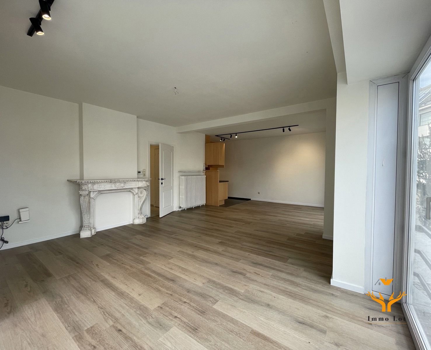 TE HUUR: Gerenoveerd appartement op Markt Zele foto 5