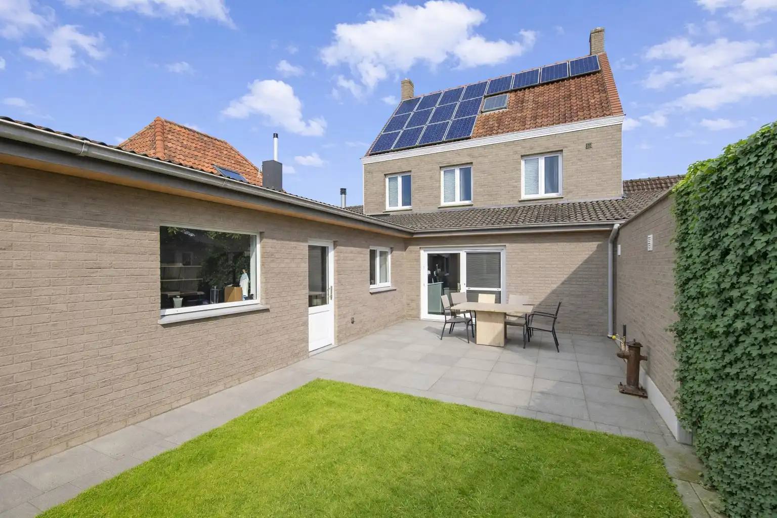 RUIME GEZINSWONING | 4 SLPKS | 2 BADKS | DUBBELE GARAGE & TOEGANG ACHTEROM  foto 4