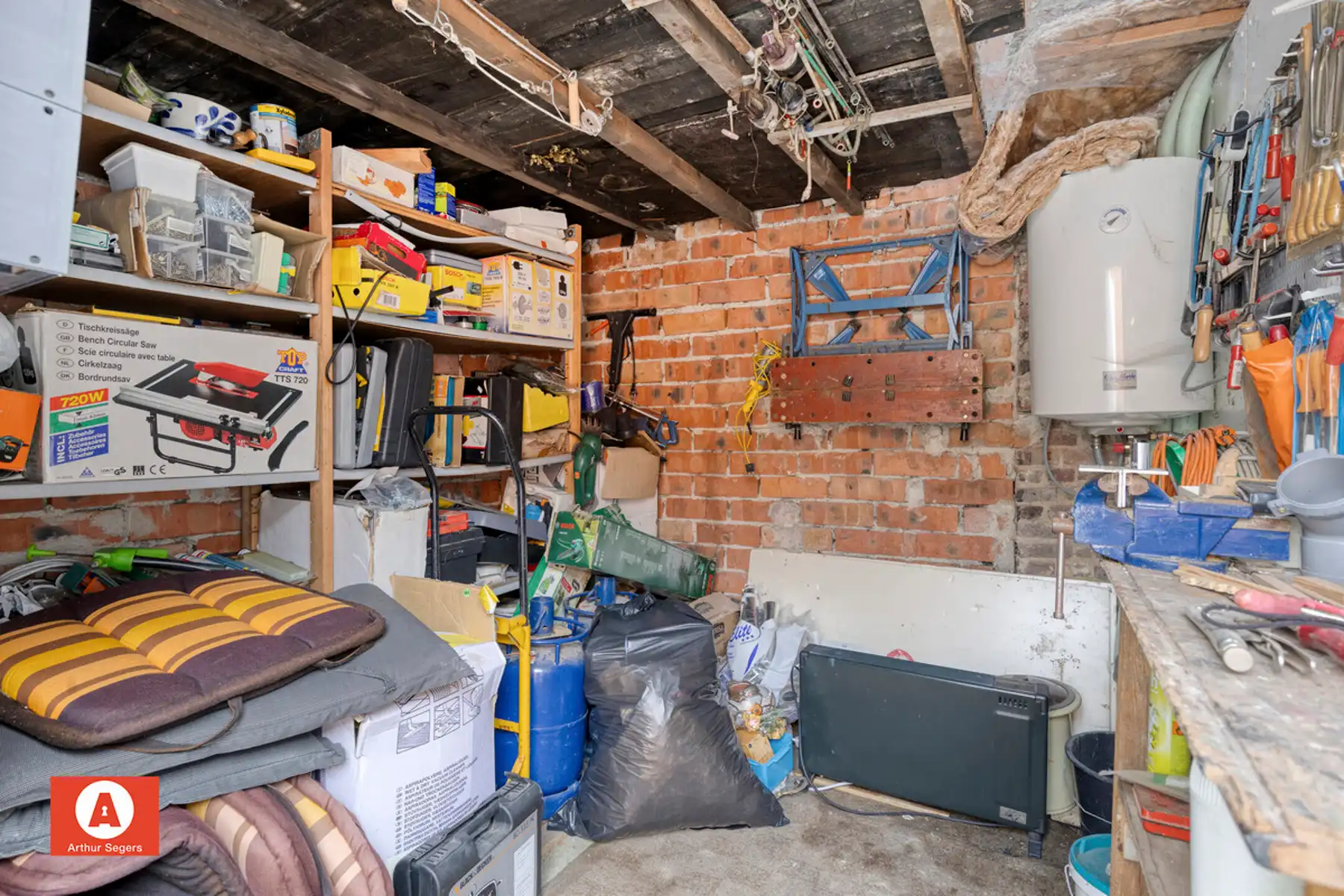 Solide half-open bebouwing met achtergelegen fietswegel. foto 24