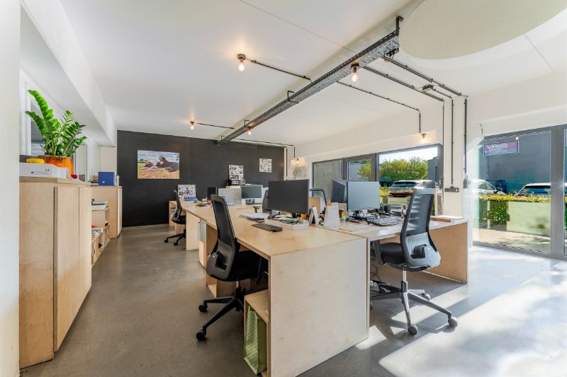 Instapklaar bedrijfsgebouw op strategische ligging te huur in Roeselare foto 6
