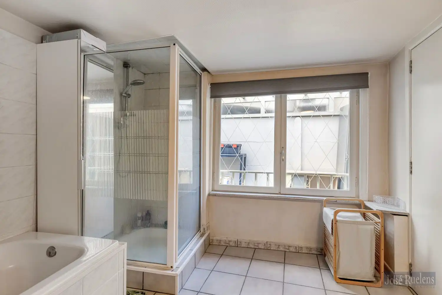 Goede gelegen gezinswoning met zij-ingang en grote tuin. foto 15