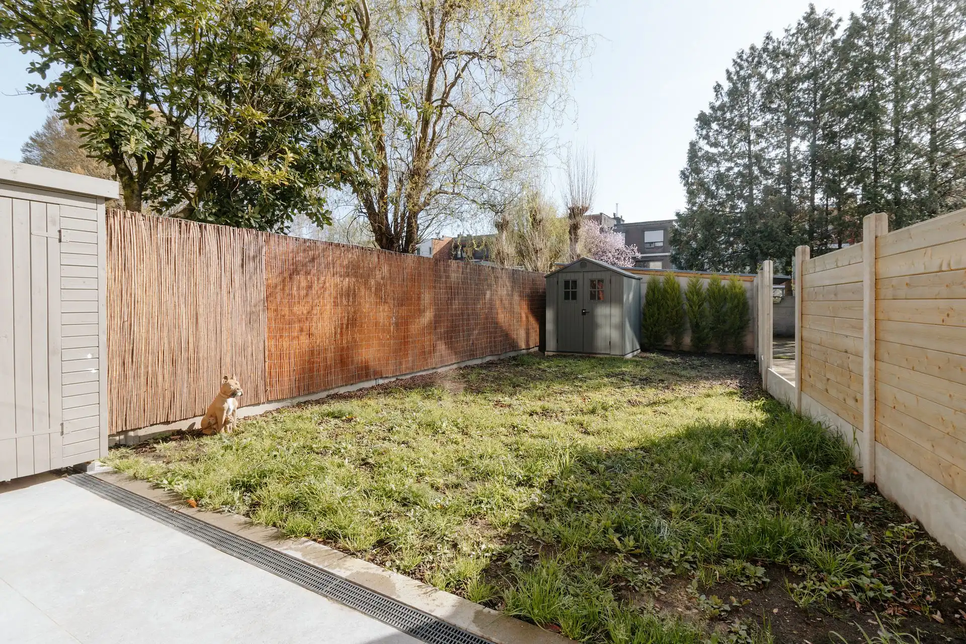 Gerenoveerd gelijkvloers appartement met tuin foto 16