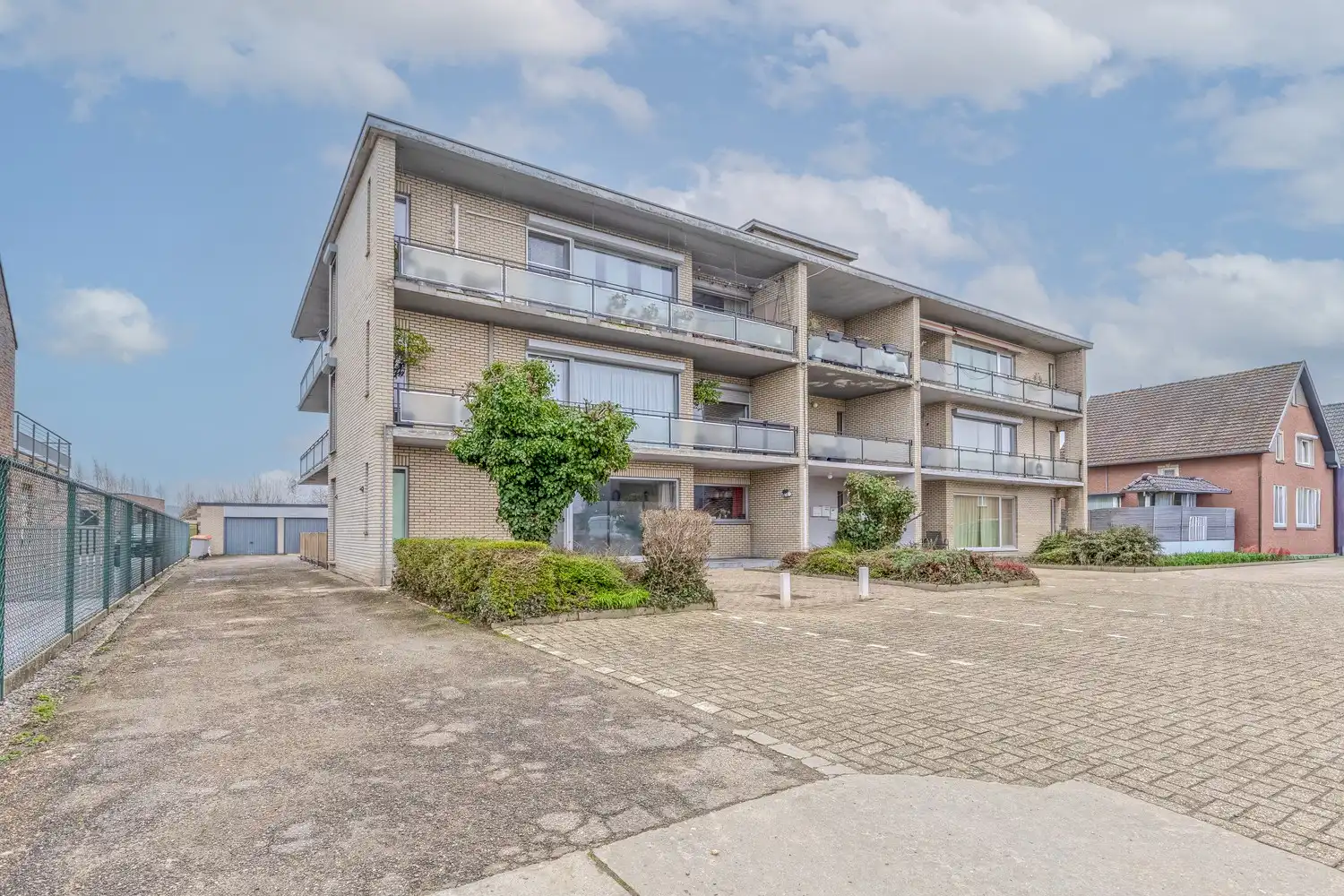 Hoofdfoto van de publicatie: Gelijkvloers appartement met 3 slaapkamers, terras en garage in Uikhoven aan de Maas!