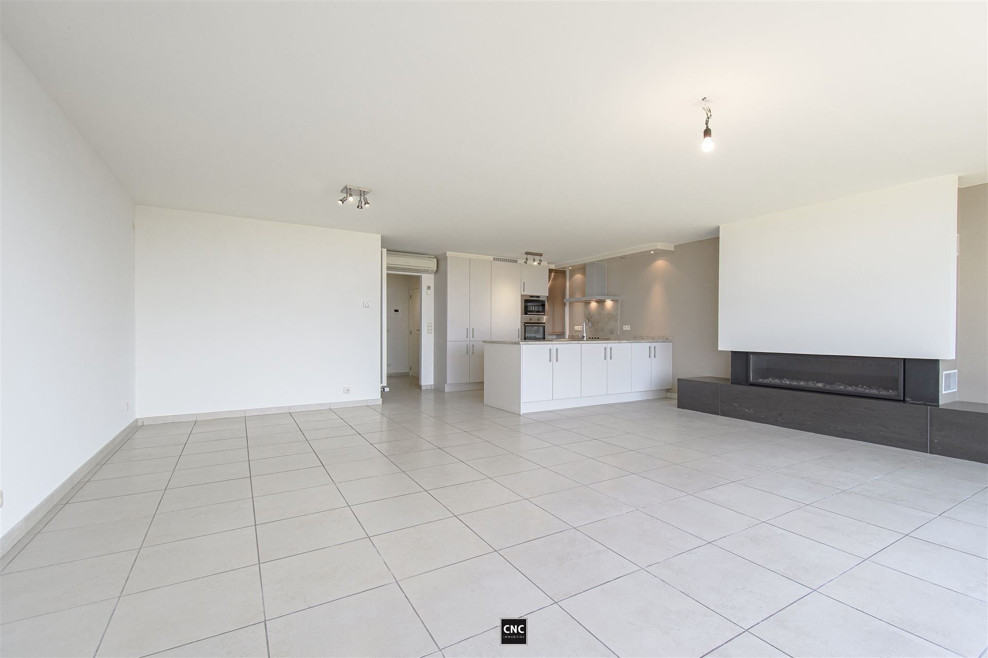 Prachtig appartement met zicht op zee, gelegen in het bruisende Heist-aan-Zee. Met een bewoonbare oppervlakte van 117m² biedt dit modern ingerichte appartement een perfecte combinatie van comfort en stijl. foto {{pictureIndex}}