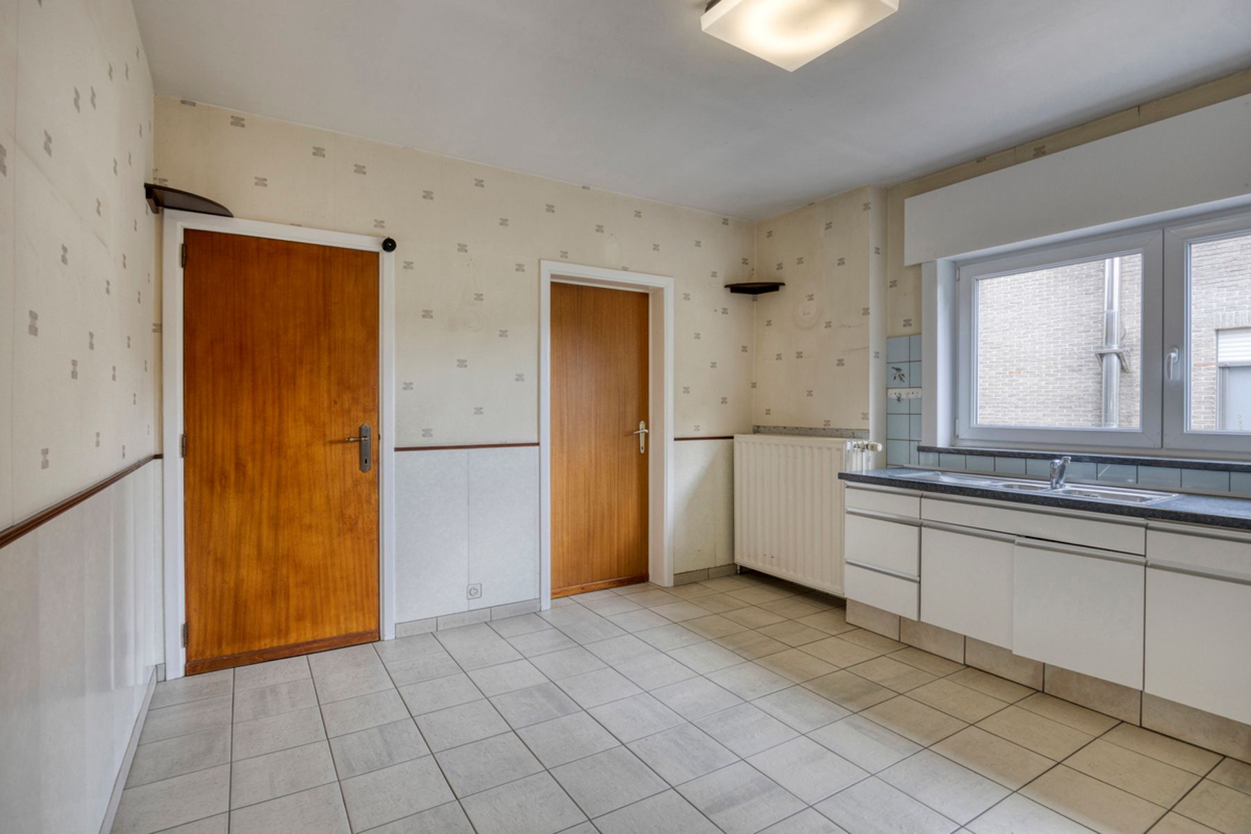 Ruime op te frissen villa met 3 slaapkamers en grote tuin foto 9