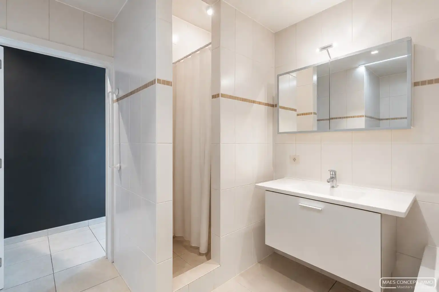 Investeringsopportuniteit - 2 verhuurde handelspanden en appartement te koop in Waregem foto 14