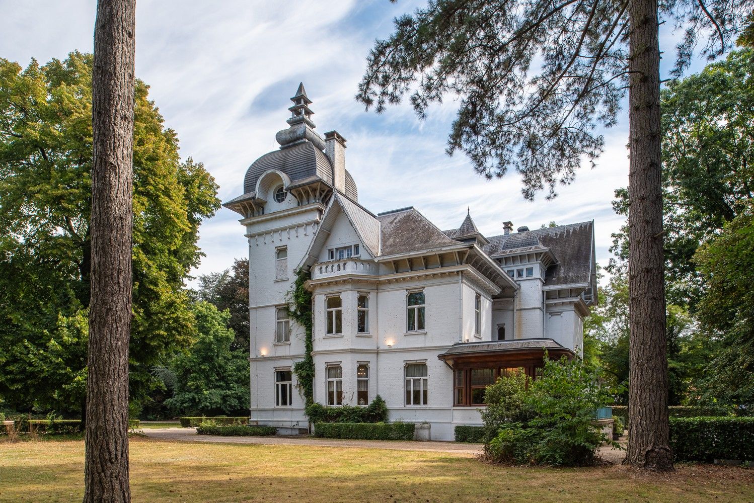 Hoofdfoto van de publicatie: Prachtige directeurswoning met parktuin van 1,57 ha!