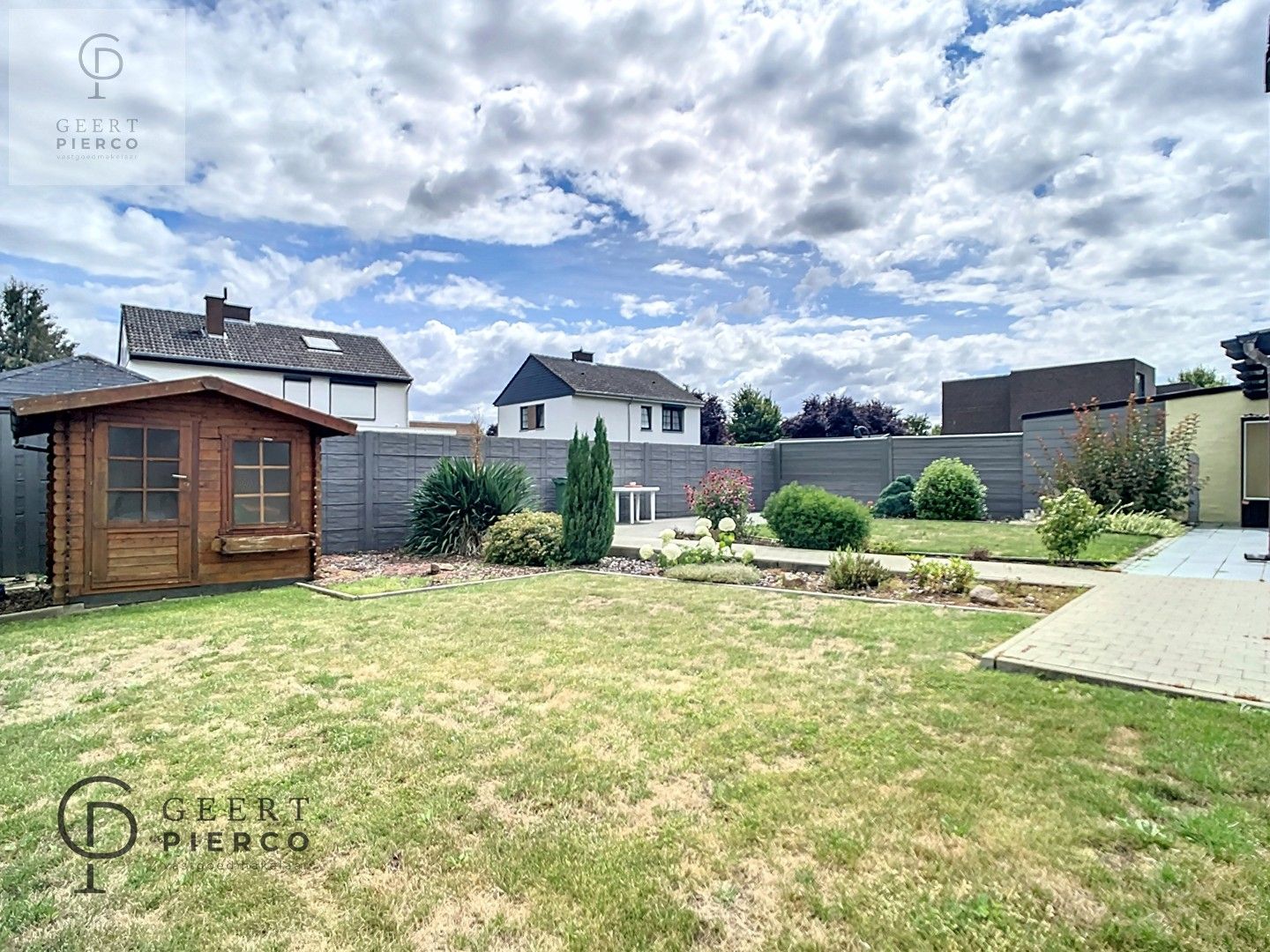 Deze ruime bungalow met vier slaapkamer, garage en tuin is gelegen aan de stadsrand van Landen. foto 20