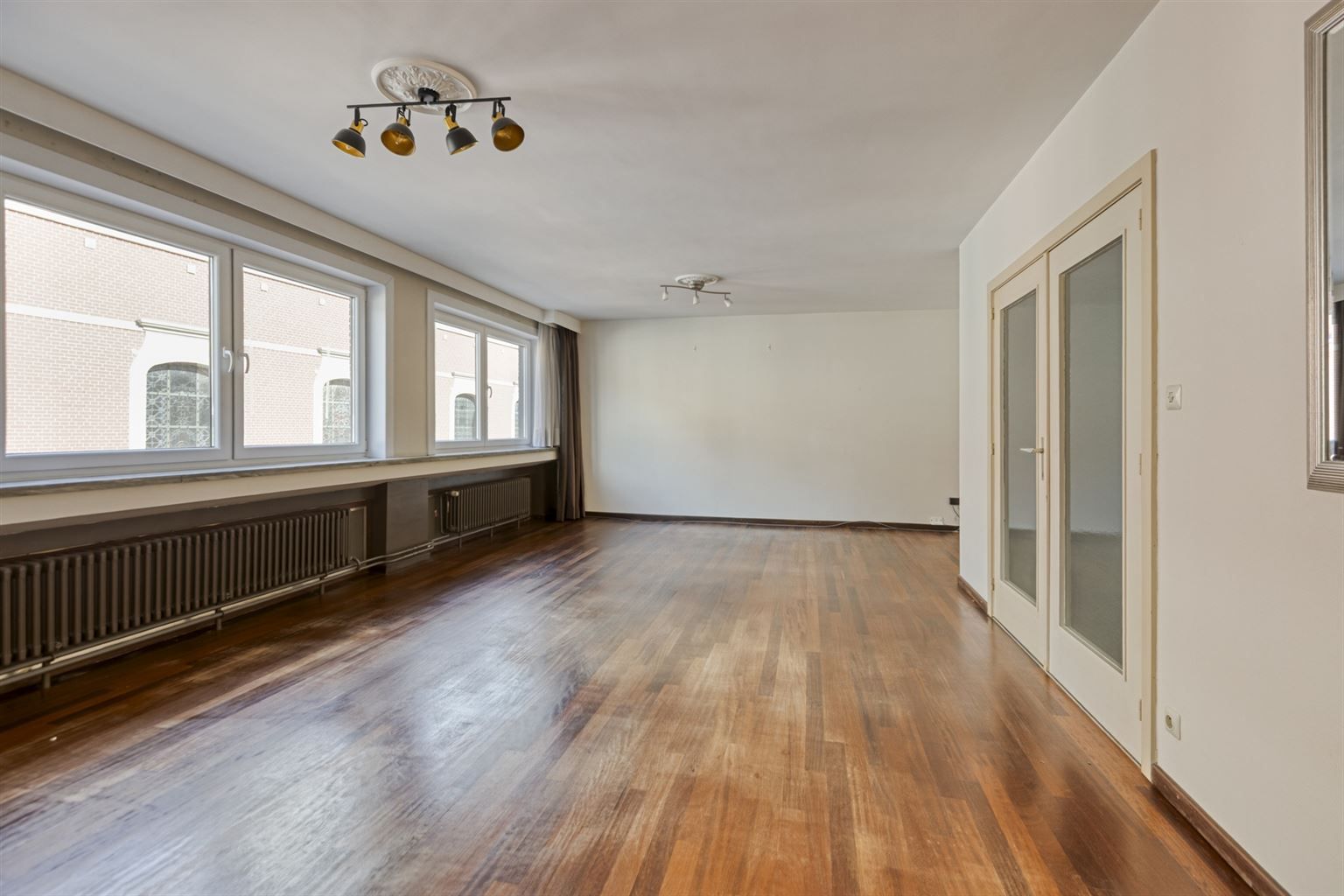 Prachtig ruim appartement met 3 slaapkamers en autostaanplaats gelegen in het hart van Maaseik.  foto {{pictureIndex}}