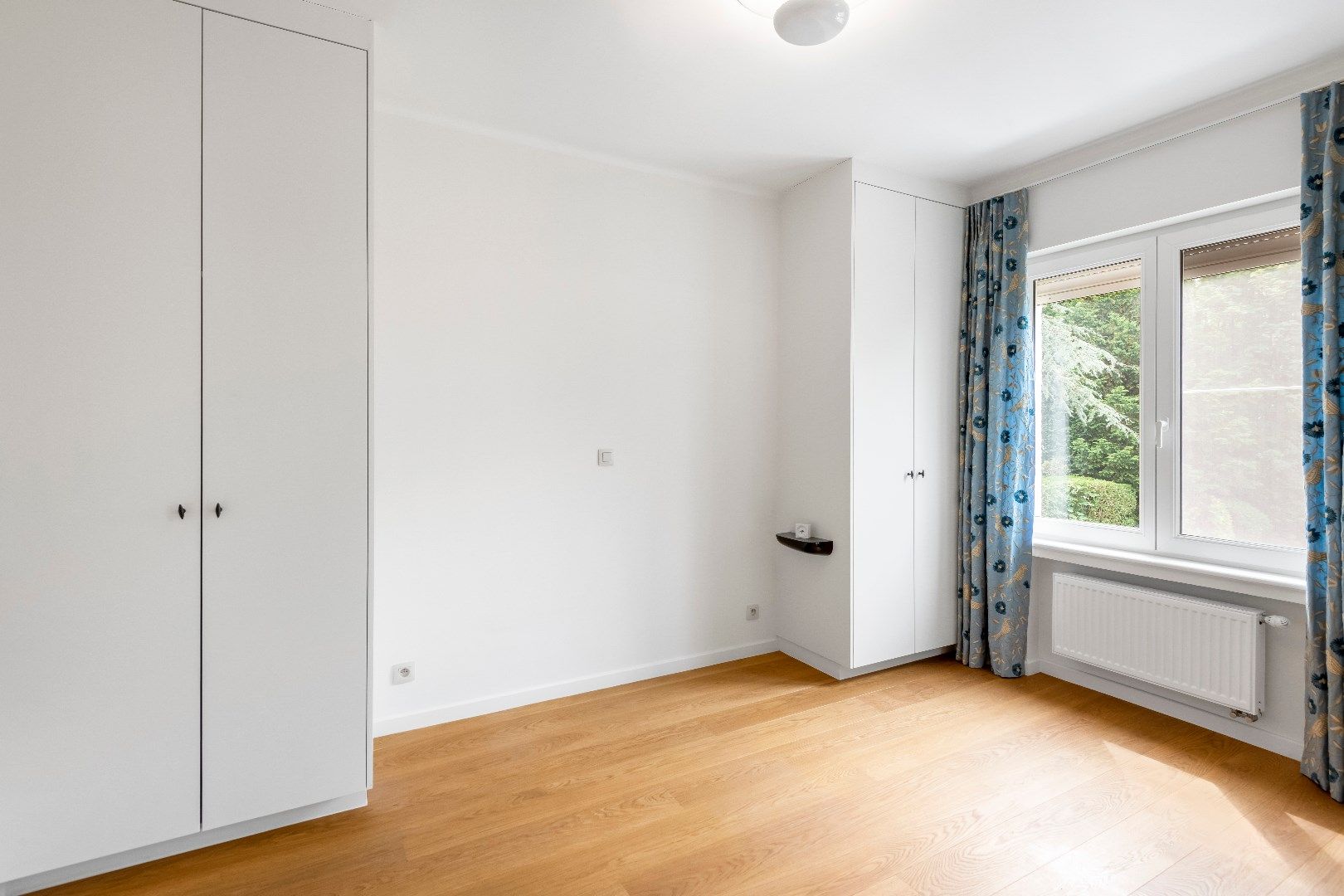 Zeer verzorgd en zonnig hoekappartement, rustig gelegen in de Koningslaan, vlakbij de winkels en de dijk. Incl. garage én staanplaats. foto 14