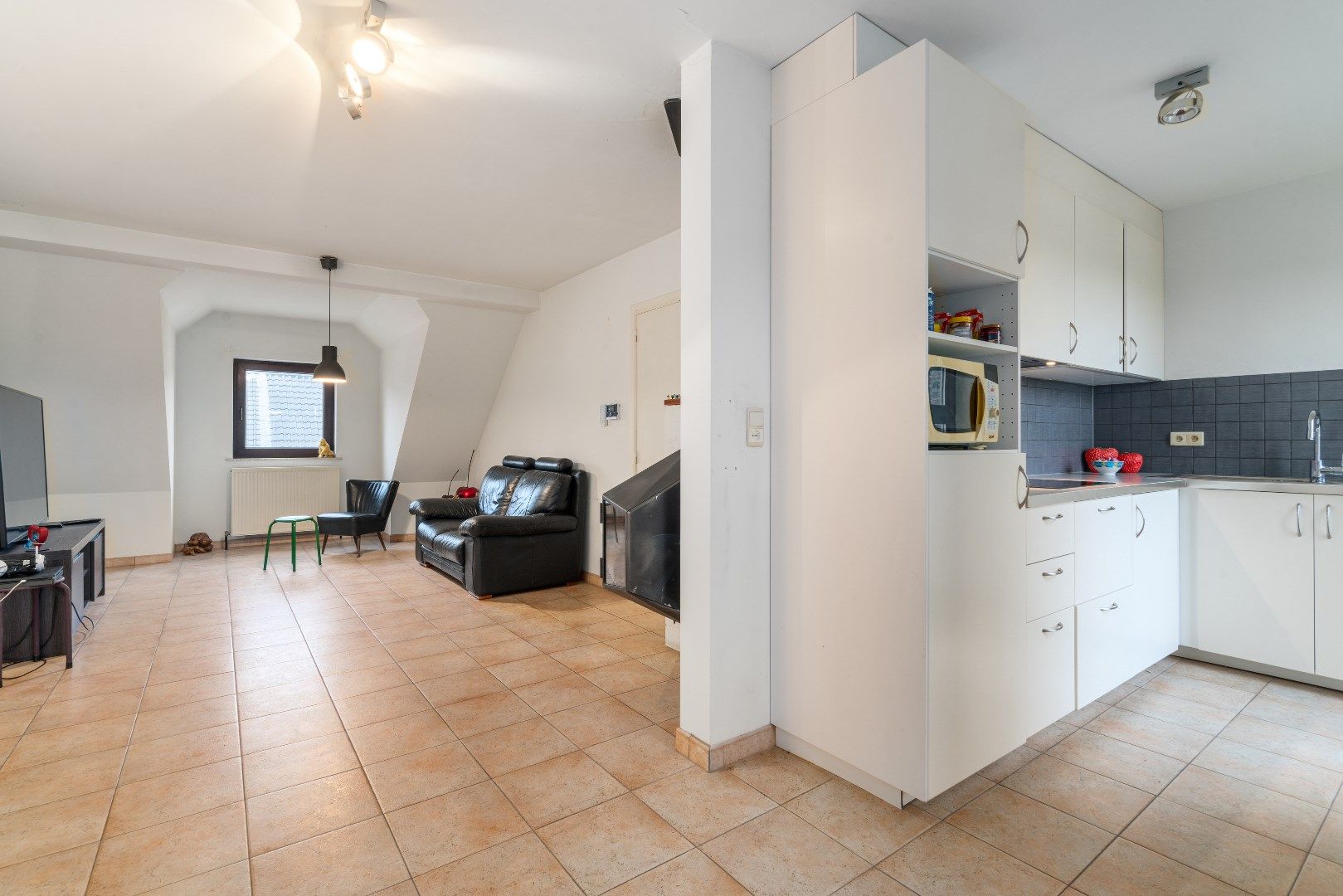 Instapklaar appartement met terras nabij het centrum van Lokeren foto 4