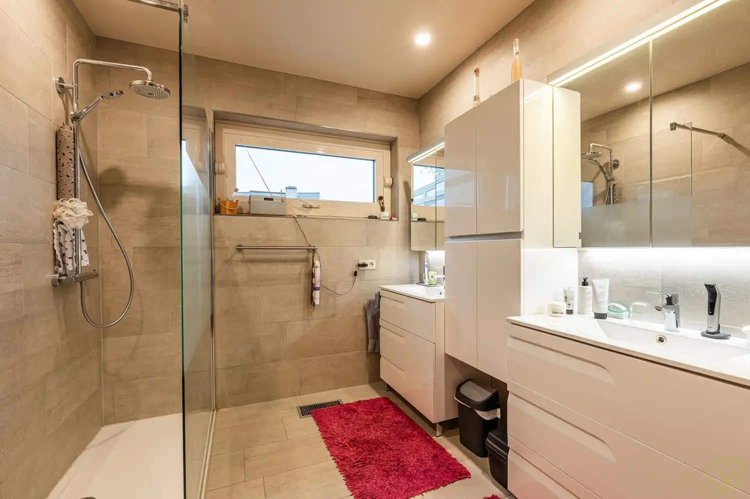 Kwalitatief afgewerkte woning met praktijkruimte en uitzonderlijk ruime kelderverdieping foto 15