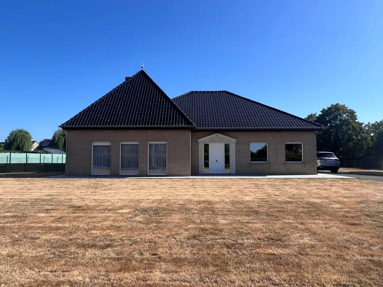 Ruime en instapklare villa met 2 slaapkamers, garage en tuin. foto {{pictureIndex}}