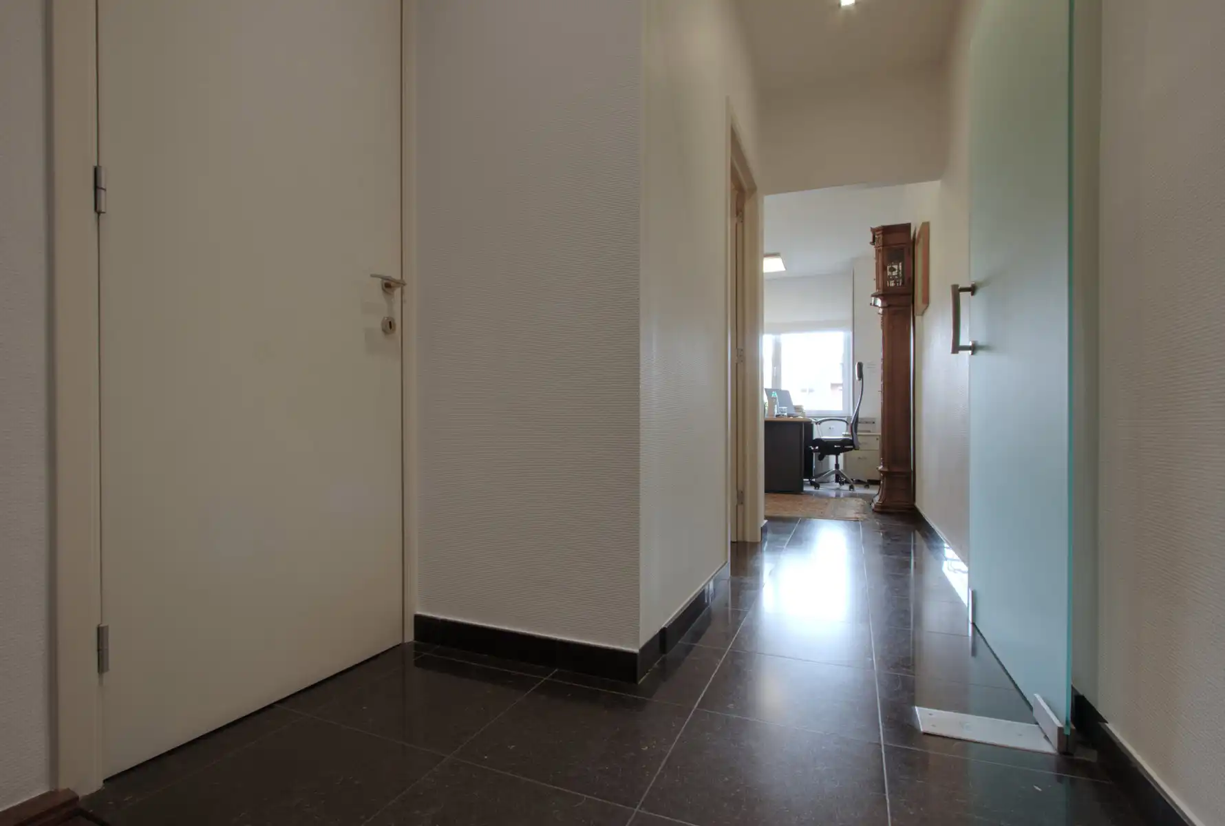 KANTOOR - 8 BURELEN - 16 tot 20 WERKPLAATSEN - PARKING MOG. foto 27