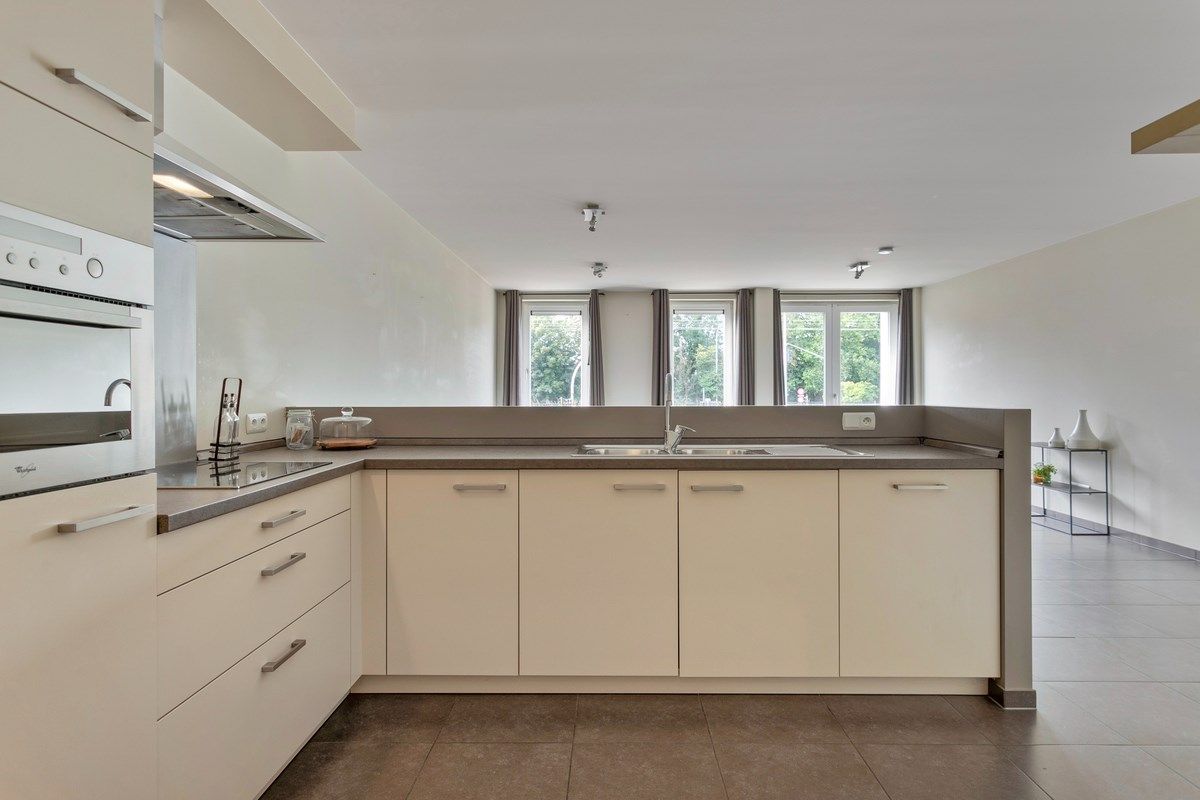 Modern en instapklaar appartement met 2 slaapkamers in hartje Kortrijk foto 8