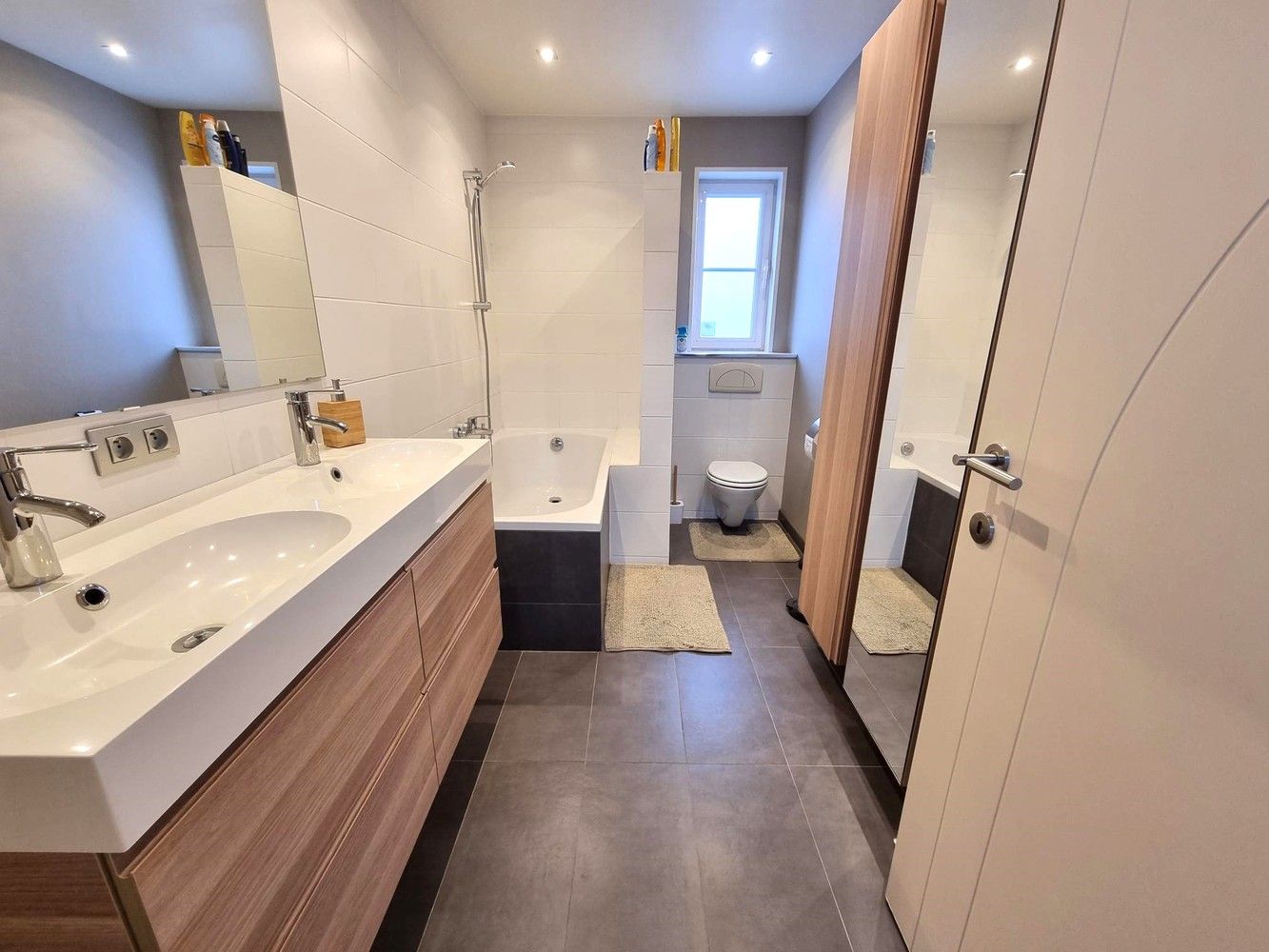 Instapklare, gerenoveerde woning met 2 slaapkamers, ruime garage en achterliggend groot terras foto 8