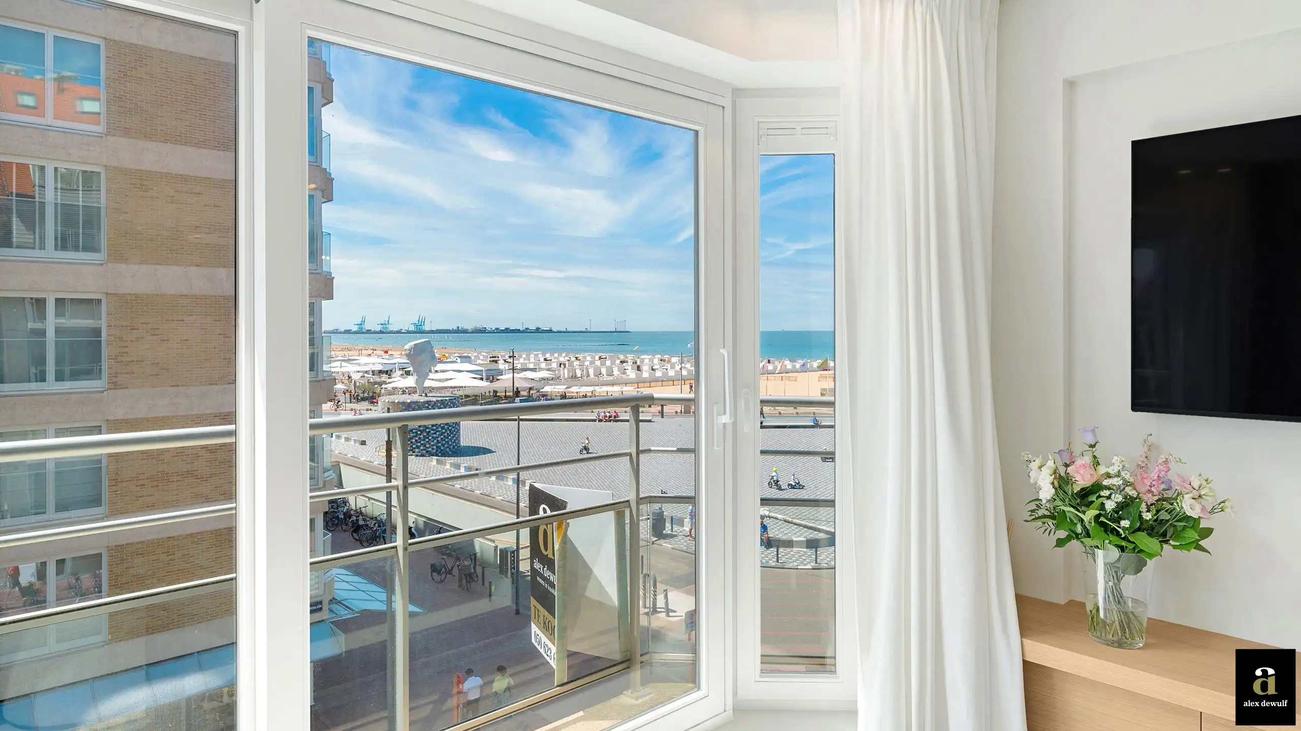 Prachtig zonnig gerenoveerd appartement met zeezicht. foto {{pictureIndex}}