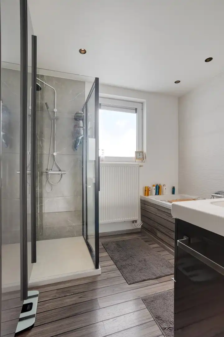 Instapklare woning met 5 slaapkamers garage en tuin! foto 16