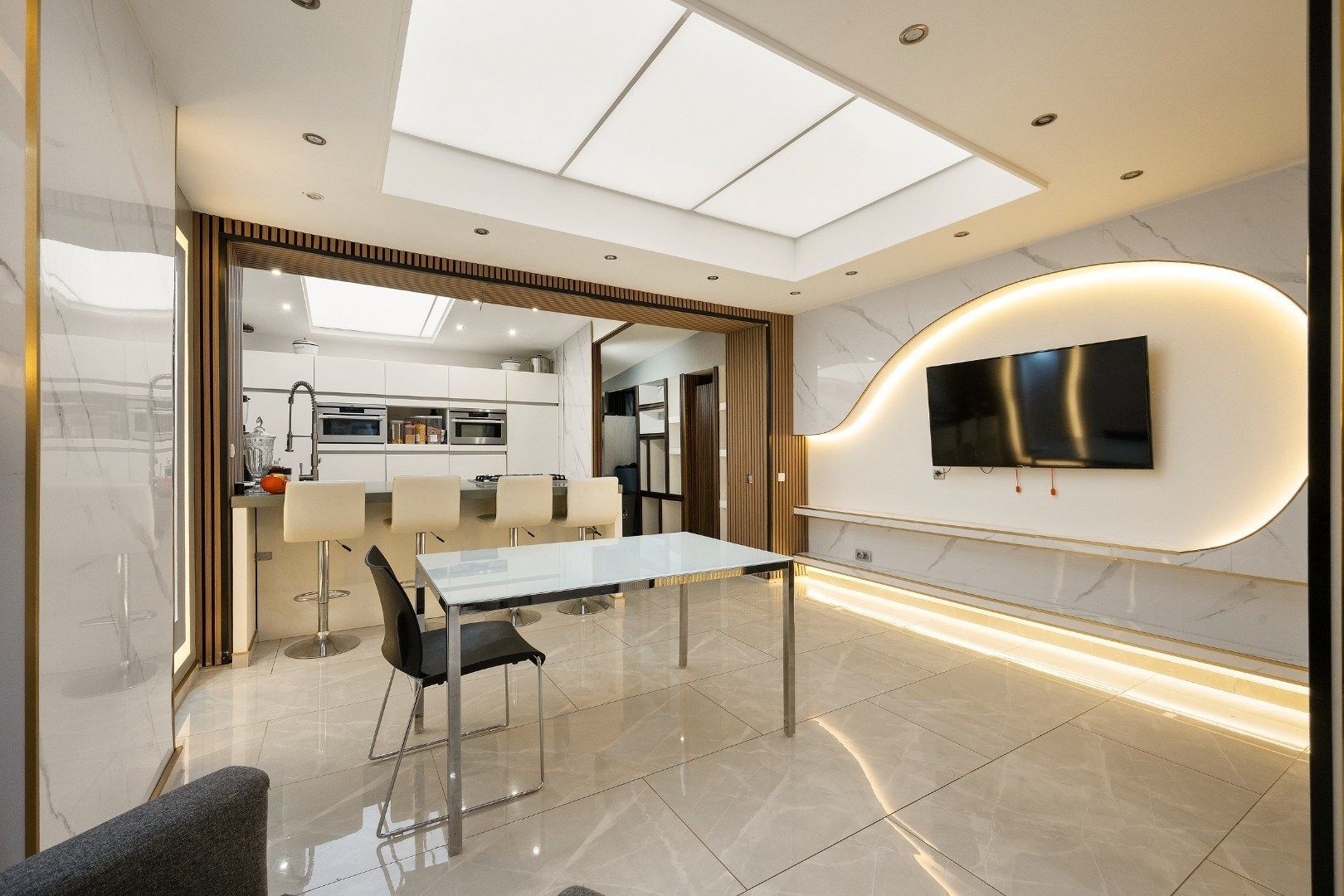 Gerenoveerde, energiezuinige woning met 4 slaapkamers, 2 badkamers en stadstuin in Menen foto 4