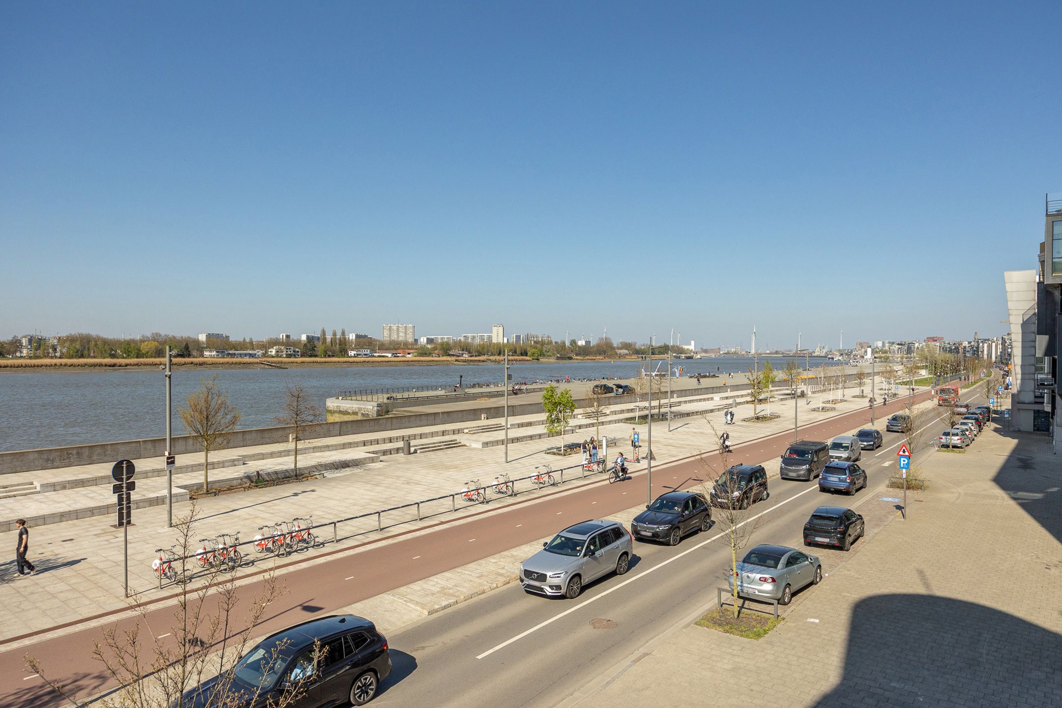 ANTWERPEN KAAIEN - Frontaal zicht op de Schelde foto 10