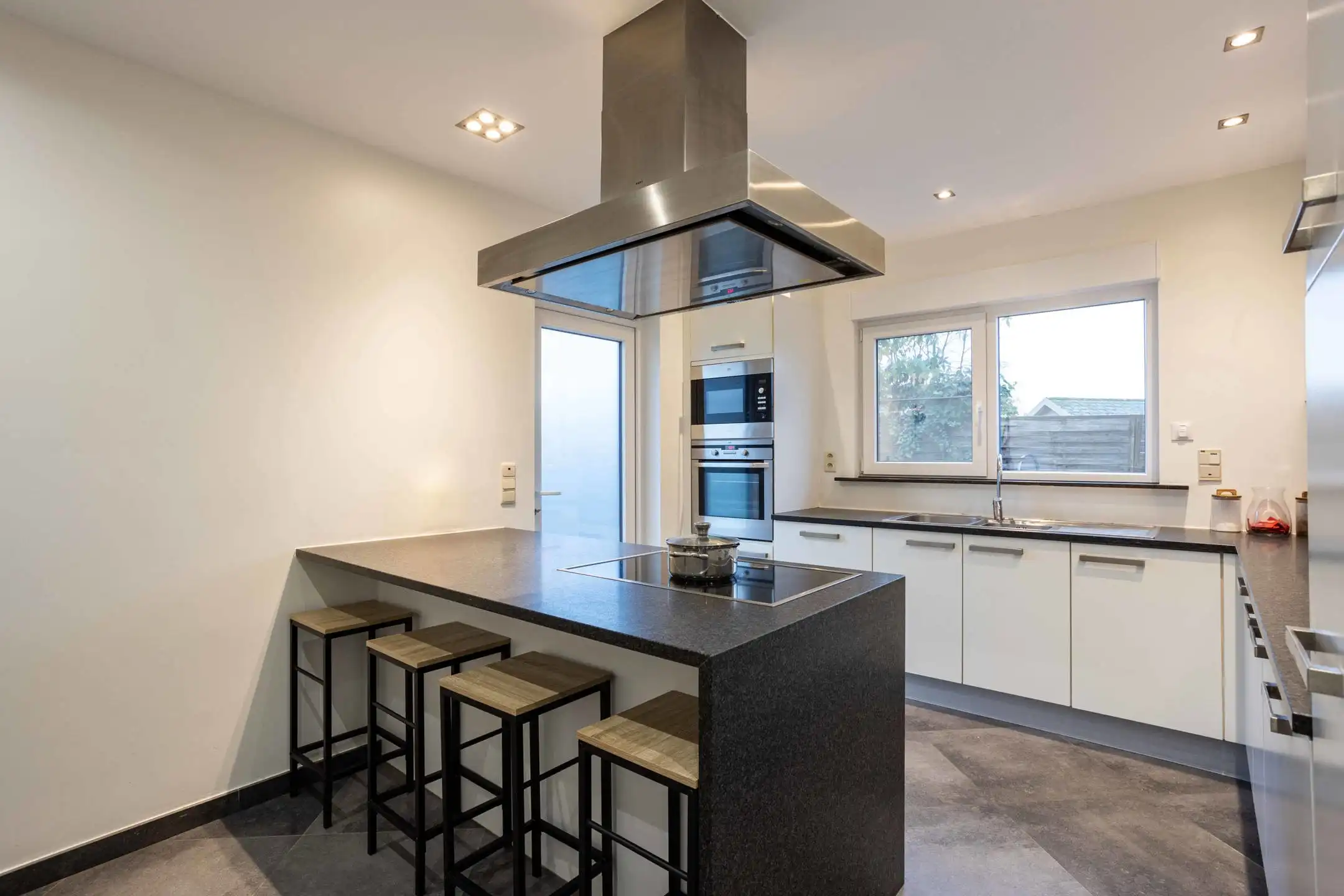 Alleenstaande villa met garage residentiële wijk te Ronse foto 9