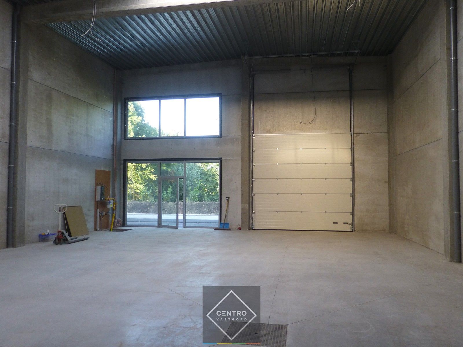 Instapklaar BEDRIJFSGEBOUW (°2014), bestaande uit MAGAZIJN met mezzanine. Parkeerplaatsen op het terrein. Industriezone Beveren! foto 6