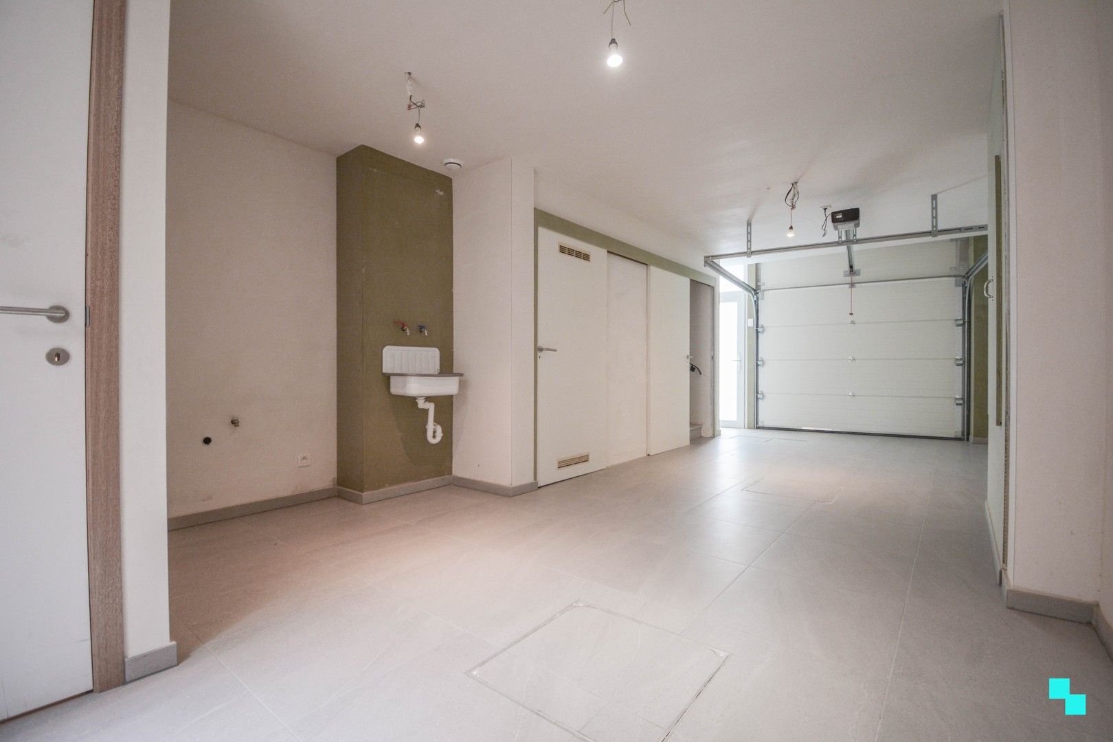 Totaal gerenoveerde woning met garage te centrum Roeselare foto 7