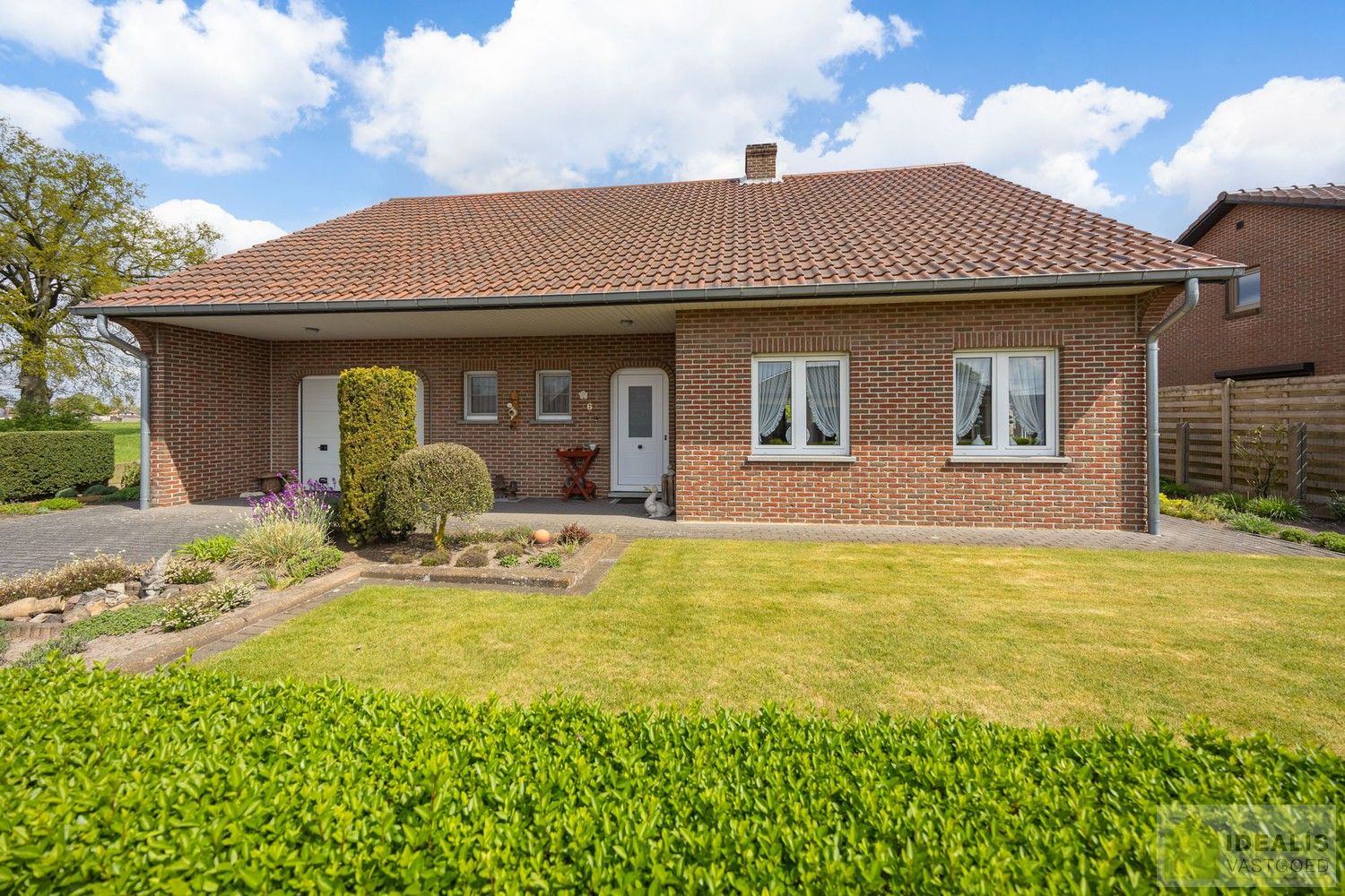 KNAPPE EN INSTAPKLARE WONING MET 4 SLAAPKAMERS, INPANDIGE ÉN VRIJSTAANDE GARAGE, HEERLIJK TERRAS OMGEVEN DOOR EEN PRACHTIGE TUIN foto 3
