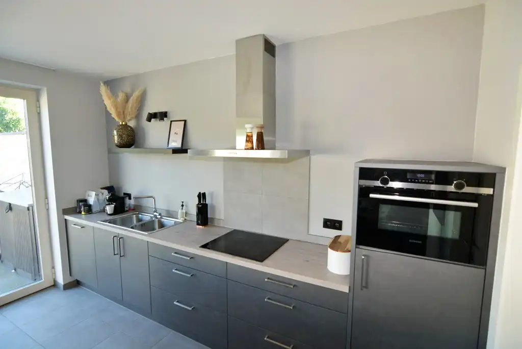 Gelijkvloers appartement met 2 slpk, ruim terras, tuin en 2 autostandplaatsen. foto 14