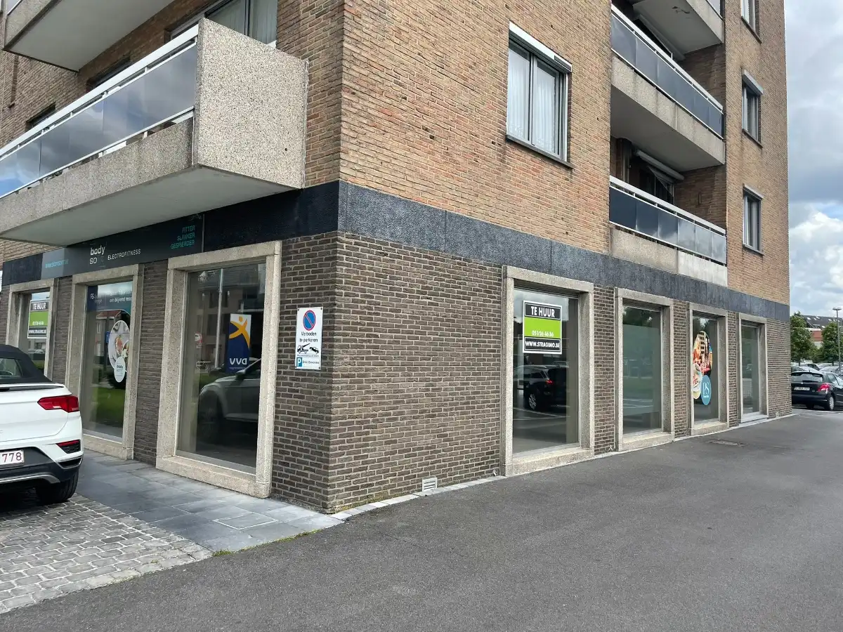 COMMERCIEEL GELEGEN HANDELSRUIMTE + PARKING foto 3