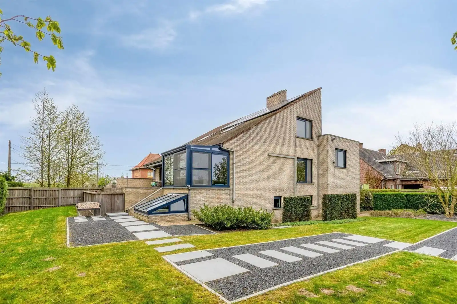 Commerciele ruimte met parking ,woning 5 slaapkamers en tuin  foto 31