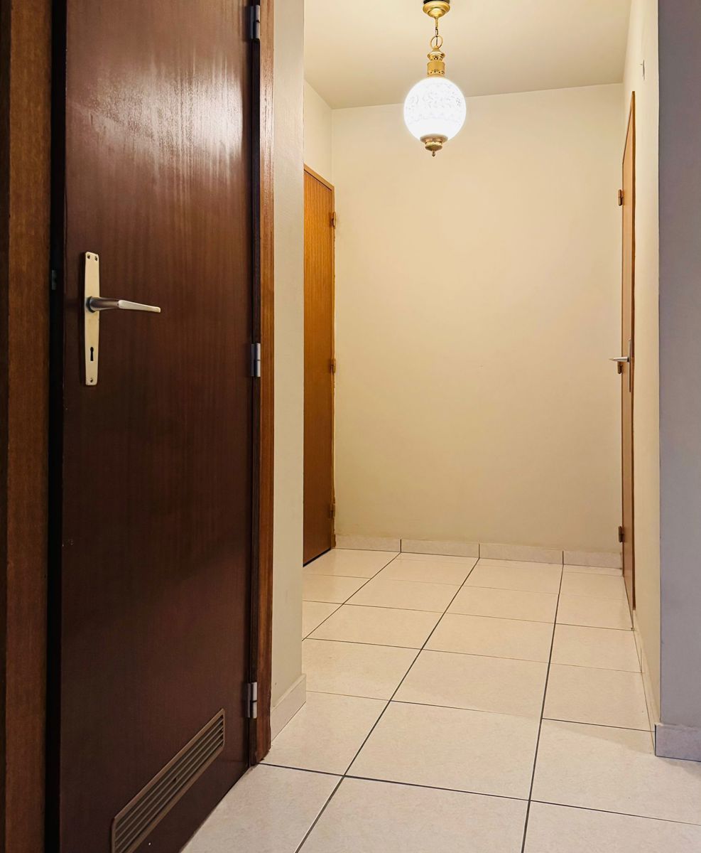 Gelijkvloers 3 slaapkamer appartement met grote garage. foto 11