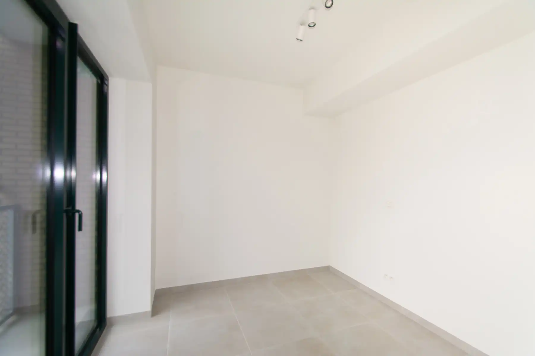 Modern en lichtrijk  2-slaapkamerappartement met terras foto 6