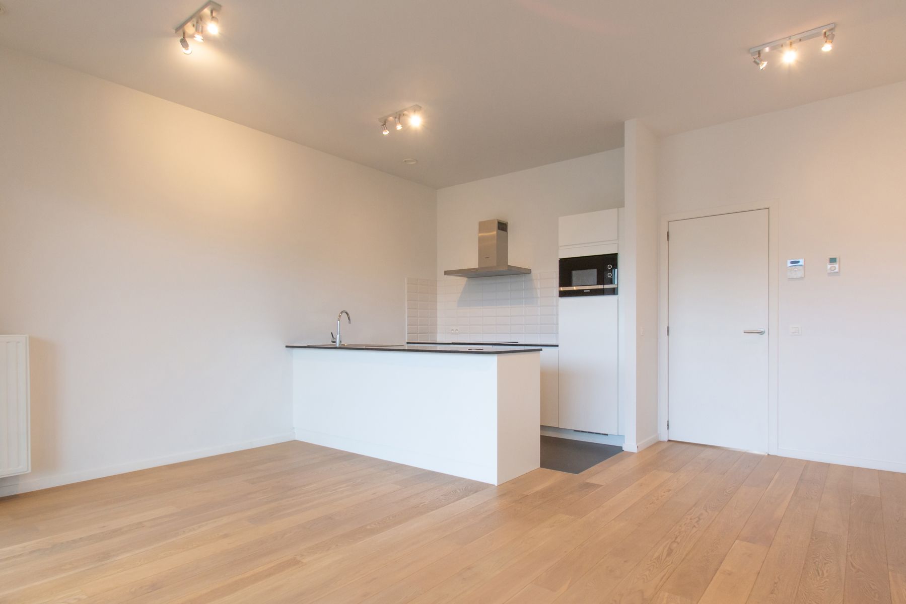 Ongemeubeld 1 slaapkamer app. met mooi terrras foto 4