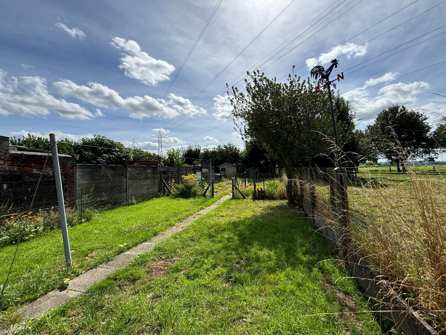 Ruime halfopen woning met mooie zonnige tuin. foto 4