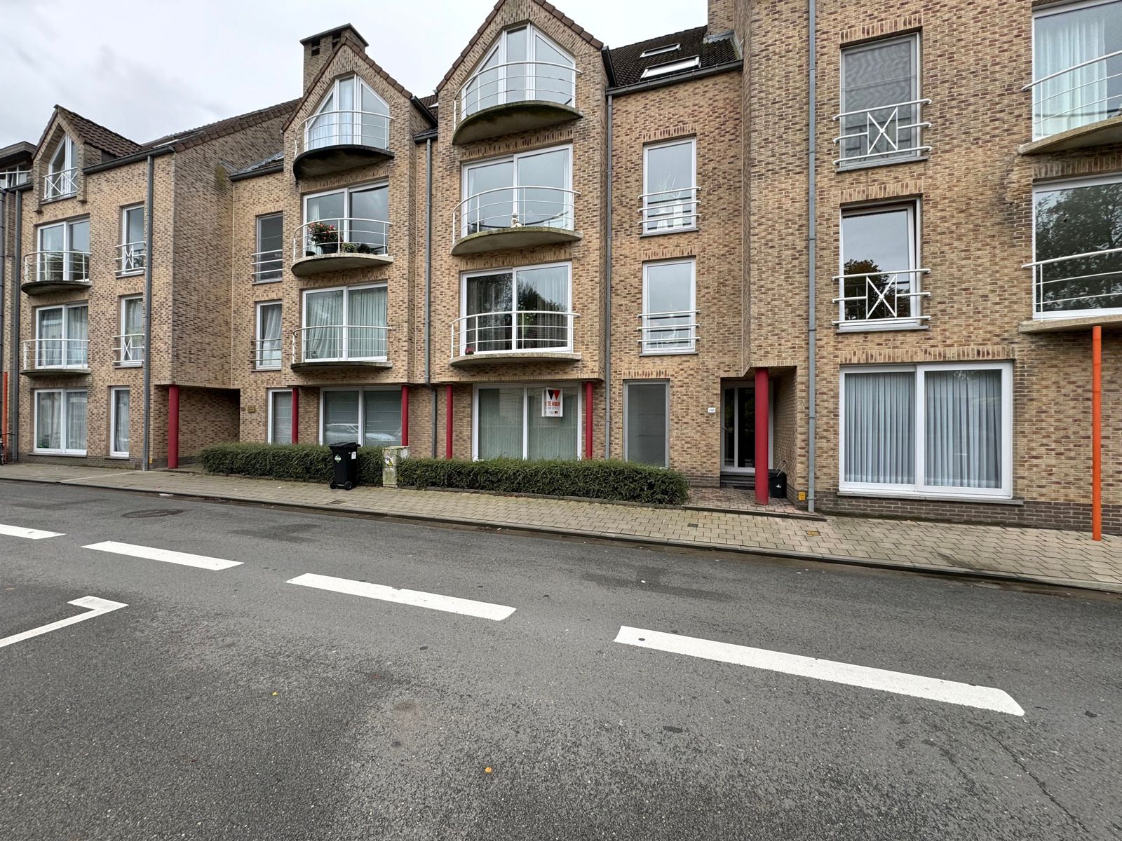 Te huur: 2 slaapkamer gelijkvloers appartement met garage foto 1