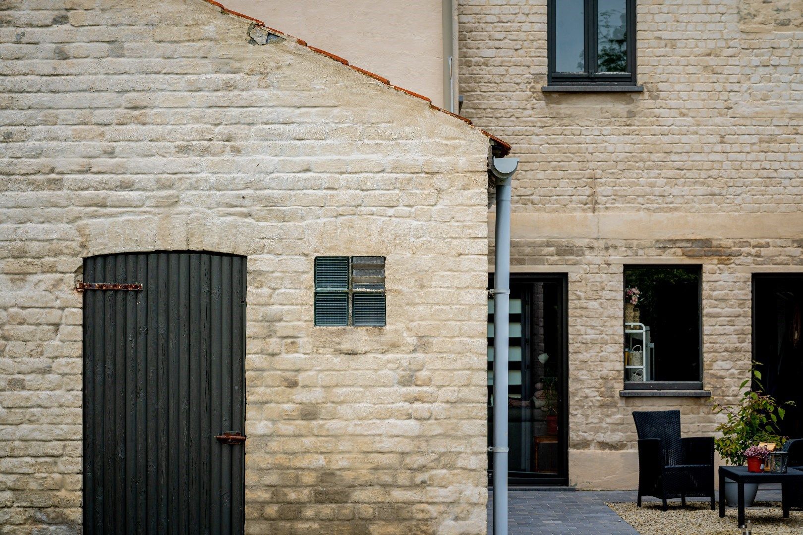 Rijwoning met 3 slaapkamers, garage en tuin in het hartje van Bassevelde foto 2