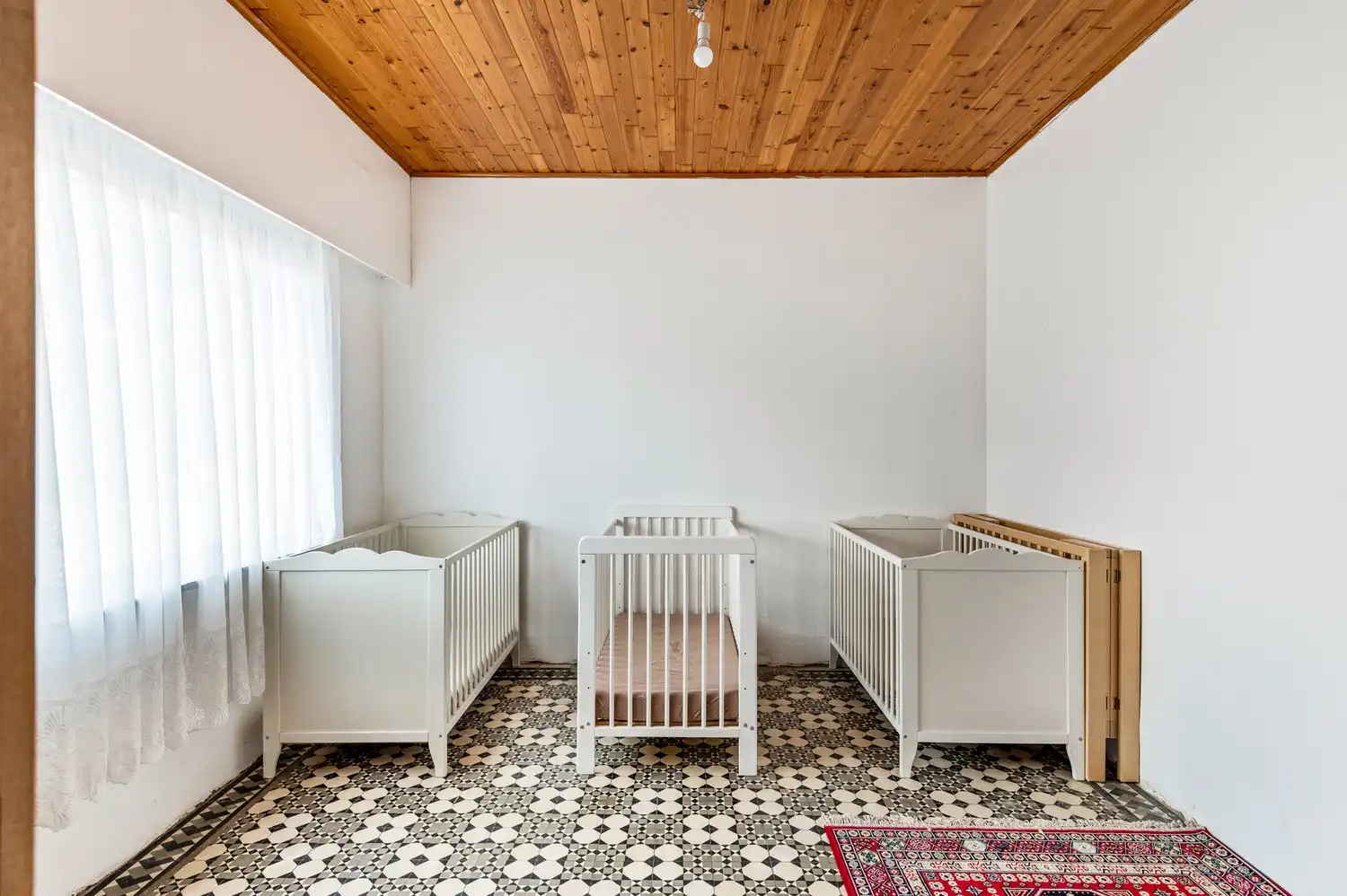 Te renoveren woning met veel potentieel in Ranst! foto 6
