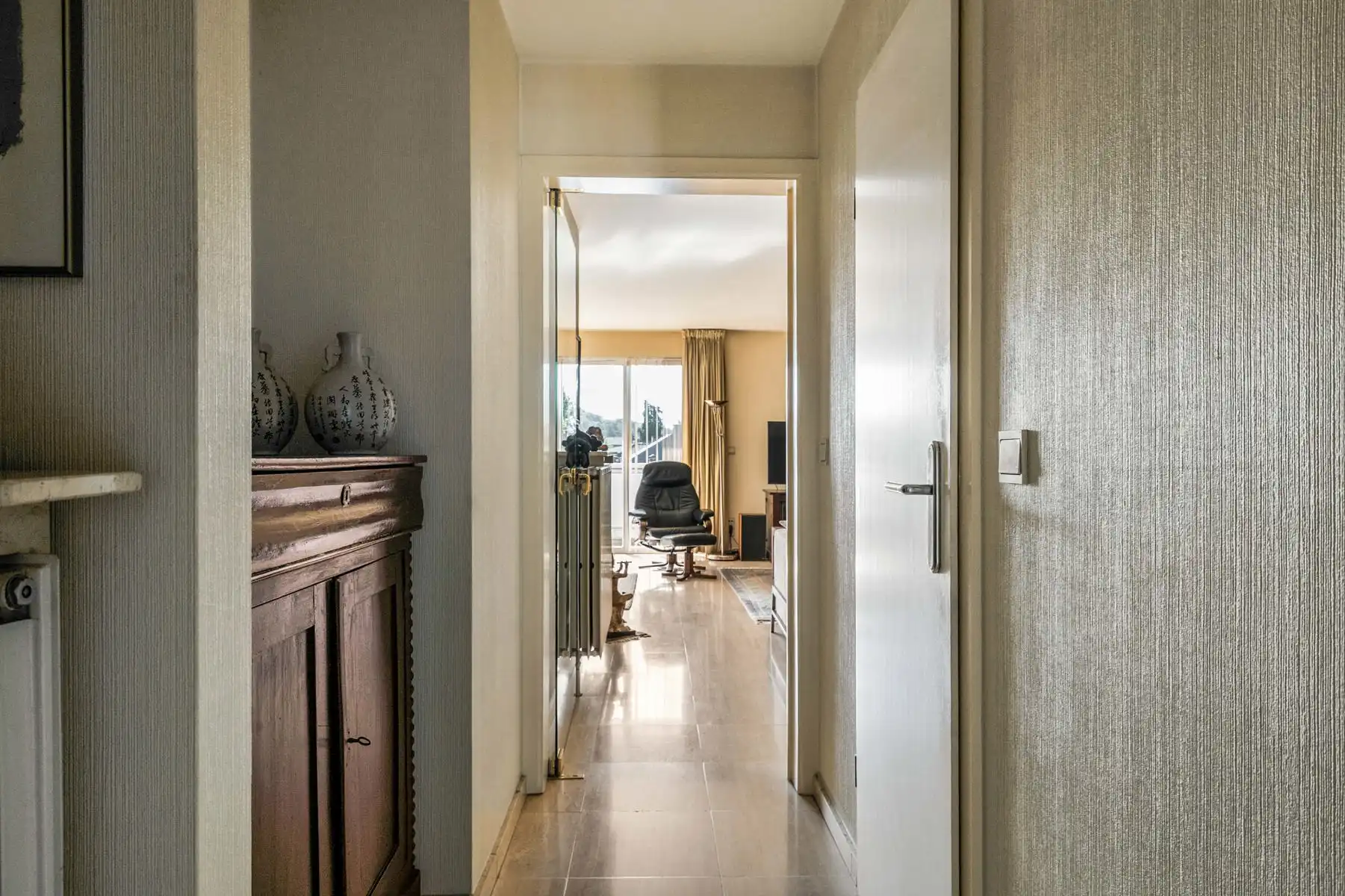 Lichtrijk appartement met garagebox en voorliggende oprit foto 18