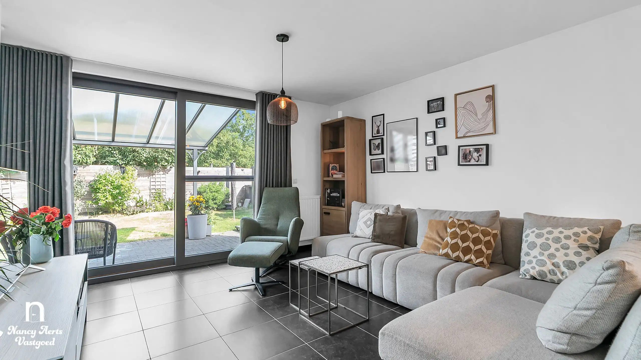 Ruime halfopen gezinswoning met 3 slk in een groene omgeving foto 4