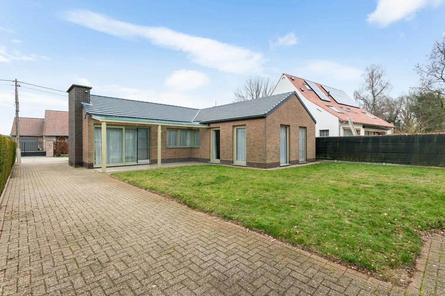 Vrijstaande laagbouw met 2 garages in rustige wijk te Zoersel! foto {{pictureIndex}}