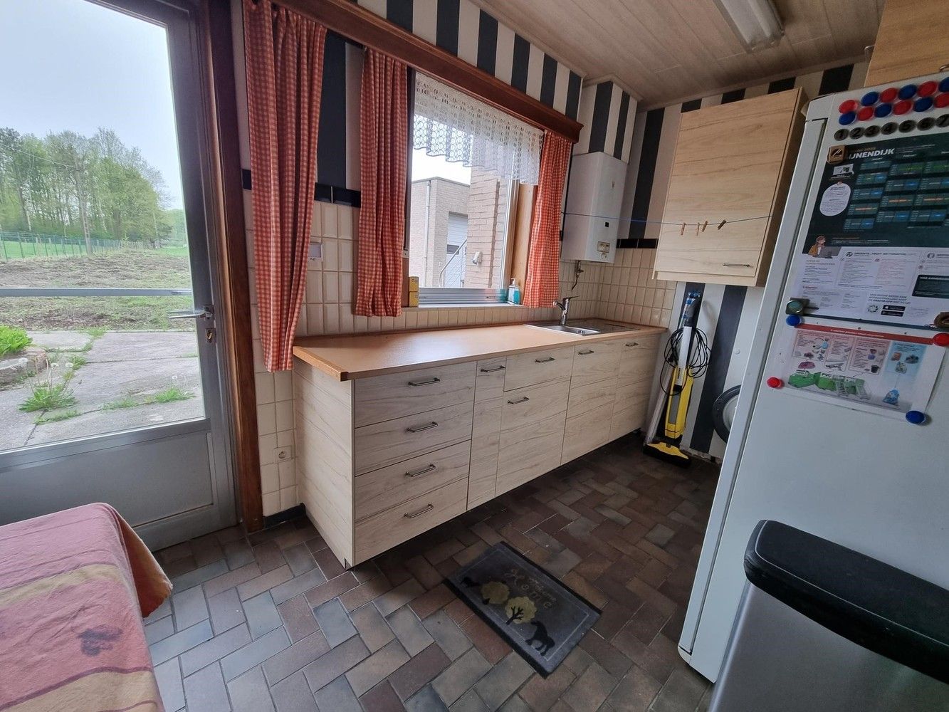 Zeer ruime woning, ideaal voor groot gezin met 6 slks, 2 woonkamers, 2 keukens, garage en groot bijgebouw. foto 5