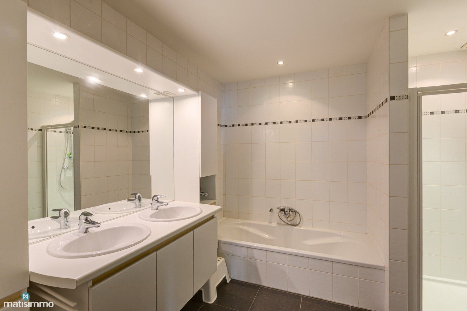 RUIM INSTAPKLAAR APPARTEMENT MET 3 SLAAPKAMERS, TERRAS EN AUTOSTAANPLAATS TE BEVERST foto 13