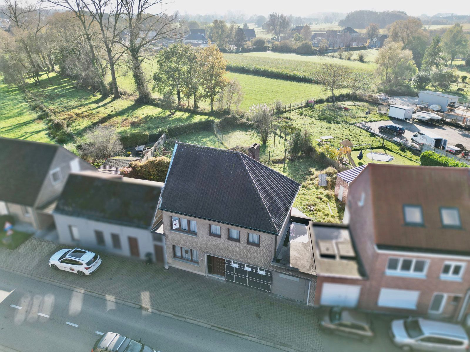 Ruime én Charmante rijwoning met 4 SLPK, tuin en garage! foto 1