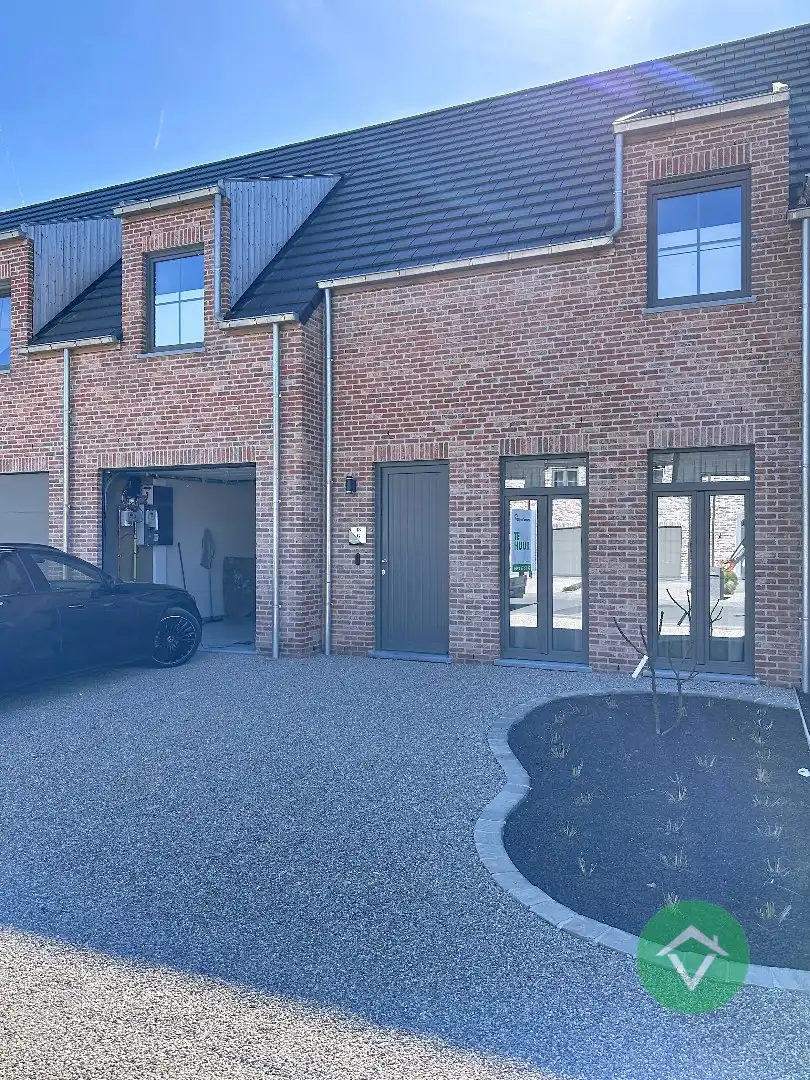 Moderne nieuwbouw tussenwoning met drie slaapkamers en garage in Moere foto 2