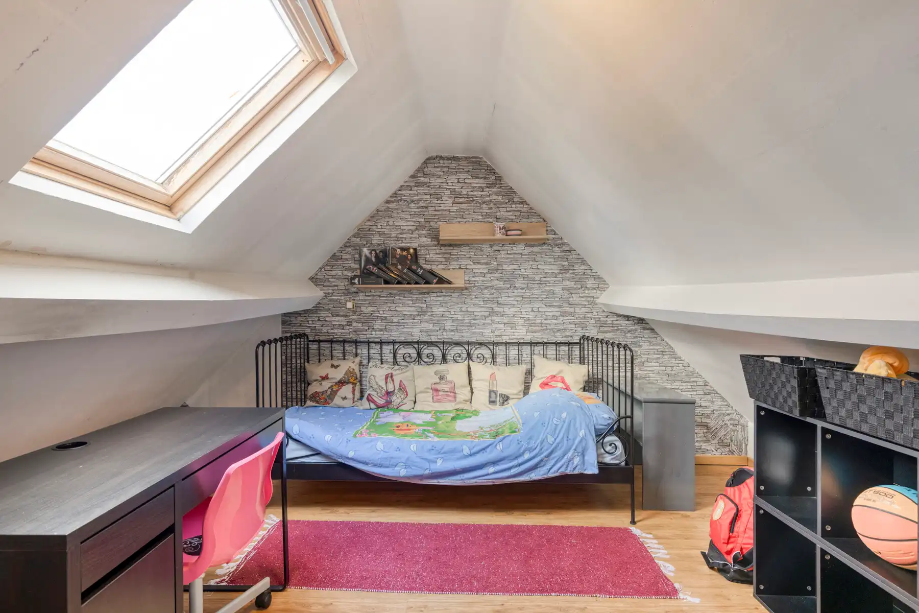 HOB met 4 slaapkamers, oprit en klein tuintje foto 16