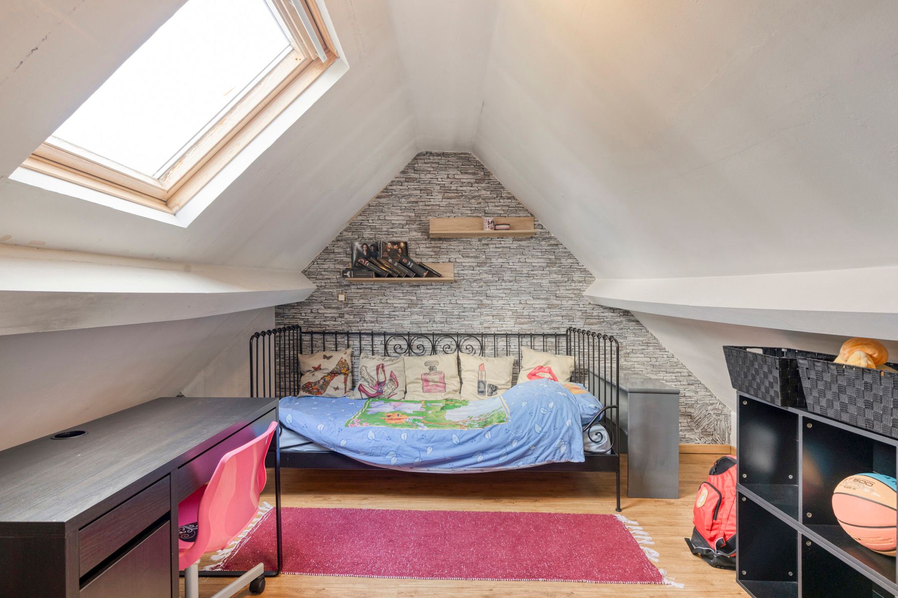 HOB met 4 slaapkamers, oprit en klein tuintje foto 16